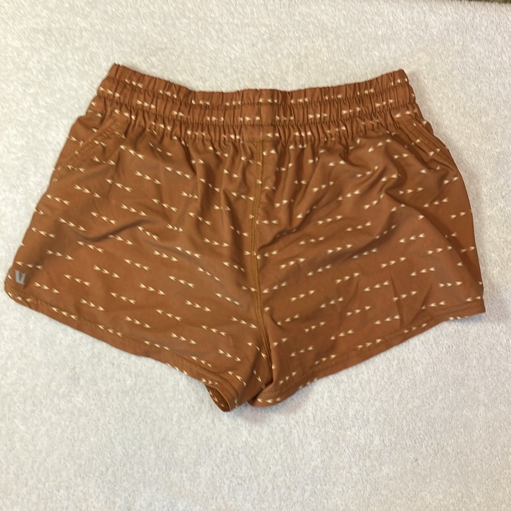 Vuori Camel Brown Dash-Print Athletic Shorts - Picture 6 of 8